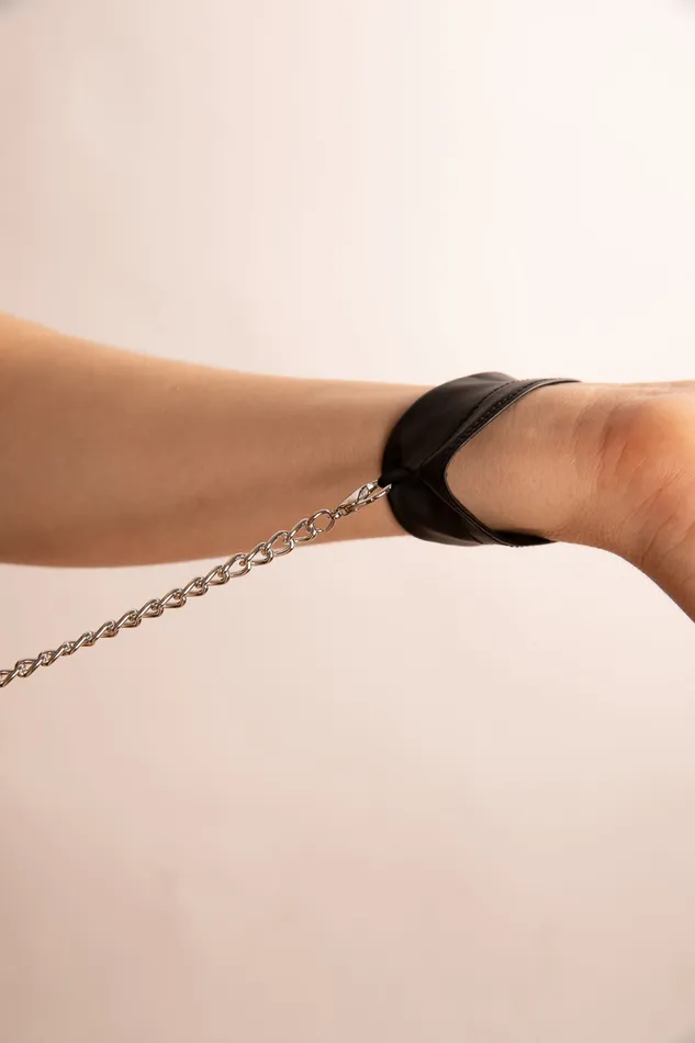 Set Body Aperto con Manette in Ecopelle Nero | ORION Female Sex Toys